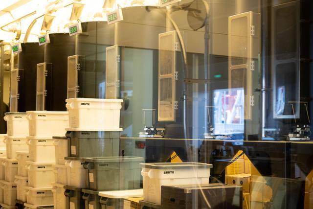 '모모스커피' 영도점의 로스팅 설비.