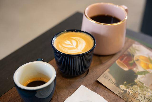 먼스커피바의 시그니처 '먼스 플래터'에 에스프레소(왼쪽부터), 라테, 필터커피가 놓여 있다.