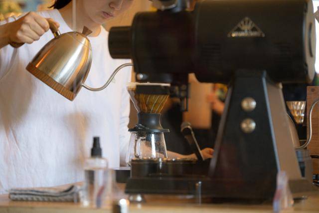 히떼로스터리 광안점의 바리스타가 필터커피를 추출하고 있다.