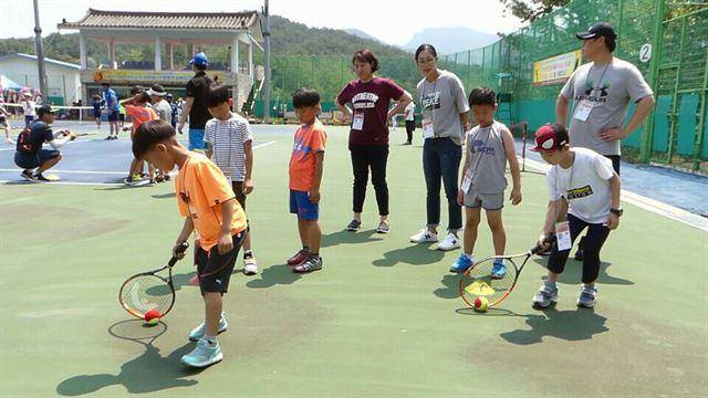 매직테니스는 어린이도 쉽게 시작할 수 있다. 평창군테니스협회 제공