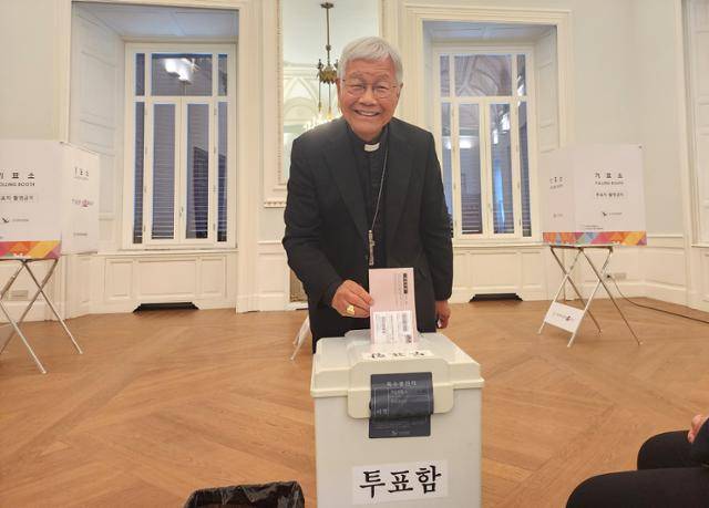 제21대 대통령 선거 재외국민 투표 첫날인 20일 유흥식 추기경이 이탈리아 로마의 주이탈리아 한국대사관에 마련된 투표소에서 투표를 하고 있다. 로마=연합뉴스