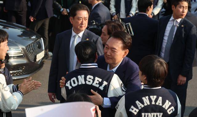 윤석열 전 대통령이 파면 일주일 만인 4월 11일 서울 한남동 공관을 나와 사저로 이동 중 청년 지지자와 포옹을 하며 인사하고 있다. 사진공동취재단