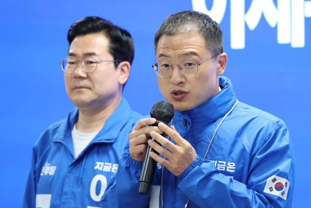 더불어민주당에 입당한 김상욱(오른쪽) 의원이 19일 서울 여의도 더불어민주당 당사에서 열린 입당식에 참석해 인사말을 하고 있다. 뉴시스