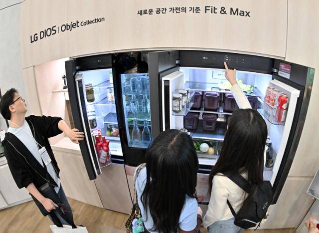 4월 25일 '2025 월드IT쇼'가 열린 서울 강남구 코엑스 전시장 LG전자 부스에서 관람객이 냉장고 'LG 디오스 오브제컬렉션 피트 & 맥스' 제품을 살피고 있다. 홍인기 기자