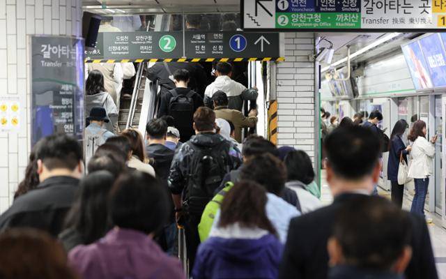 지난달 30일 서울 지하철 2호선 신도림역이 출근길에 나선 시민들로 붐비고 있다. 뉴스1