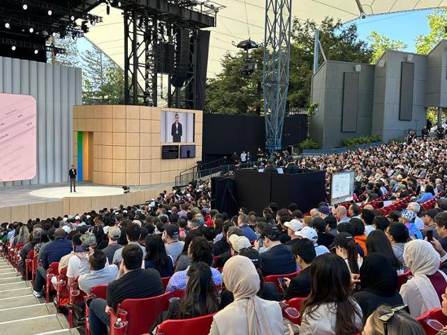 순다르 피차이 구글 최고경영자가 20일 미국 실리콘밸리 구글 본사에서 열린 연례 개발자 회의(I/O)에서 구글 검색에 인공지능 모드를 도입한다고 발표하고 있다. 실리콘밸리=이서희 특파원