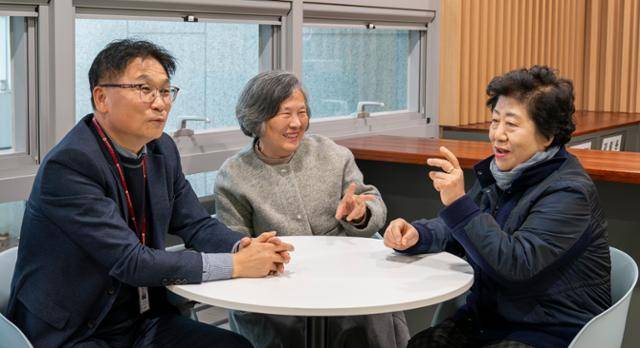 심재창(왼쪽부터) 건강보험공단 팀장, 정영애 정토담 대표, 김화연씨가 지난 4월 14일 강원 원주시 국민건강보험공단 원주횡성지사에서 인터뷰하고 있다.