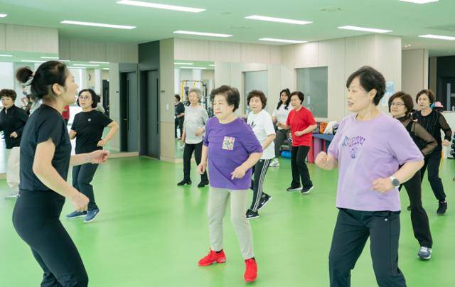 국민건강보험공단 원주횡성지사에서 열리는 건강백세 운동교실 참가자들이 실버체조를 하고 있다. 건강보험공단 제공