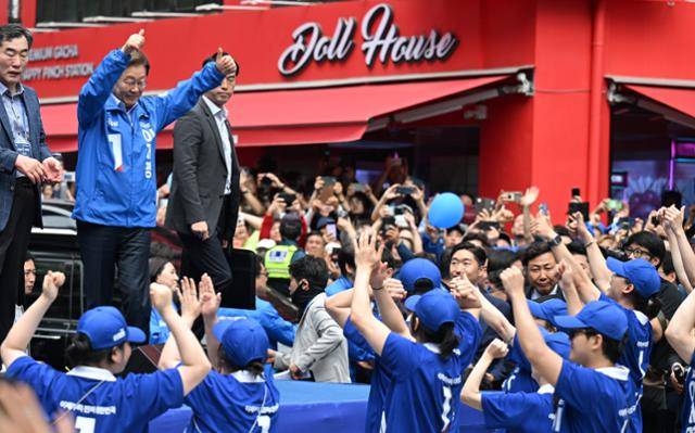 이재명 더불어민주당 대선 후보가 21일 인천 구월로데오 광장에서 열린 유세에서 시민들을 향해 엄지를 들어 인사하고 있다. 고영권 기자