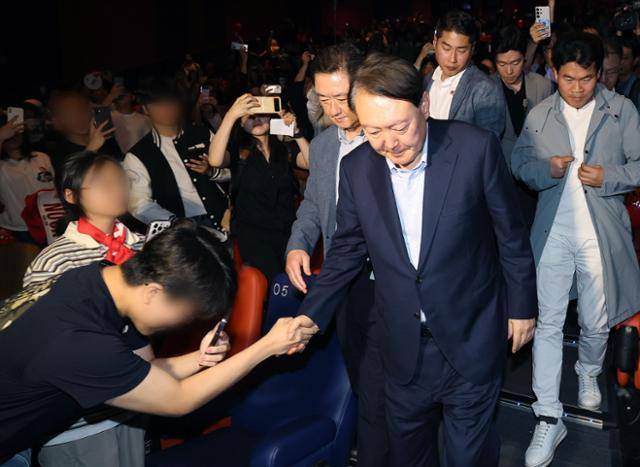 윤석열 전 대통령이 21일 서울 메가박스 동대문에서 다큐멘터리 영화 '부정선거, 신의 작품인가'를 관람한 뒤 상영관을 나서고 있다. 연합뉴스