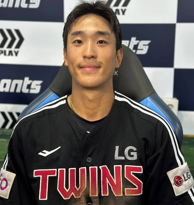 LG 송찬의가 20일 사직 롯데전 종료 후 인터뷰를 하고 있다. 부산=이형석 기자