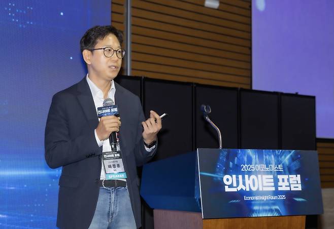 '대전환 시대, K기업 성공의 길을 찾다.'라는 주제로 2025이코노미스트 인사이트포럼이 21일 서울 여의도 FKI타워(구, 전경련회관) 그랜드볼룸에서 열렸다. 배경훈 LG AI연구원장이 기조연설을 하고 있다. 신인섭 기자&nbsp;