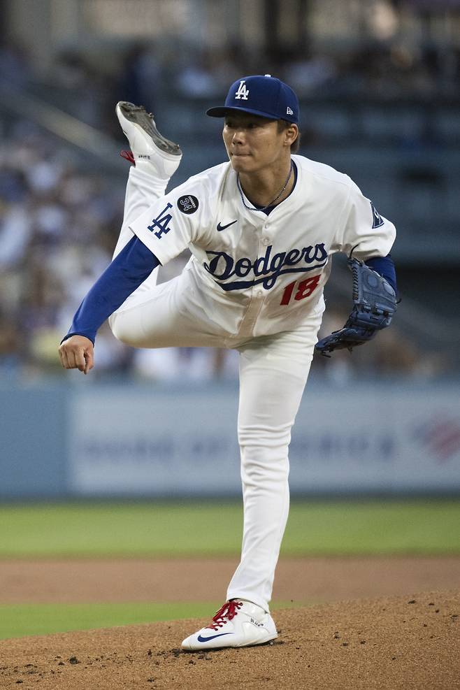 <yonhap photo-3176=""> Los Angeles Dodgers starting pitcher Yoshinobu Yamamoto delivers a pitch during the first inning of a baseball game against the Arizona Diamondbacks in Los Angeles, Tuesday, May 20, 2025. (AP Photo/Kyusung Gong)/2025-05-21 11:48:29/ <저작권자 ⓒ 1980-2025 ㈜연합뉴스. 무단 전재 재배포 금지, AI 학습 및 활용 금지></yonhap>