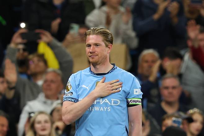 <yonhap photo-2476=""> epaselect epa12120914 Kevin De Bruyne of Manchester City greets supporters in his final home game after the English Premier League soccer match between Manchester City and AFC Bournemouth, at the Etihad Stadium in Manchester, Britain, 20 May 2025. EPA/ASH ALLEN EDITORIAL USE ONLY. No use with unauthorized audio, video, data, fixture lists, club/league logos, 'live' services or NFTs. Online in-match use limited to 120 images, no video emulation. No use in betting, games or single club/league/player publications./2025-05-21 09:02:49/ <저작권자 ⓒ 1980-2025 ㈜연합뉴스. 무단 전재 재배포 금지, AI 학습 및 활용 금지></yonhap>