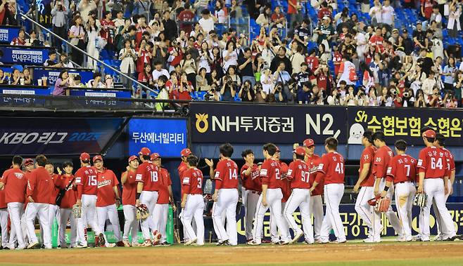 <yonhap photo-6436="">21일 서울 잠실야구장에서 열린 프로야구 SSG와 두산의 경기. 승리한 SSG 선수들이 경기 후 환호하고 있다. 사진=연합뉴스</yonhap>