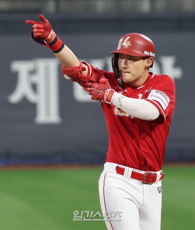 SSG 랜더스 최지훈이 21일 두산전 3안타로 팀 대승에 힘을 보탰다. 사진=정시종 기자 capa@edaily.co.kr