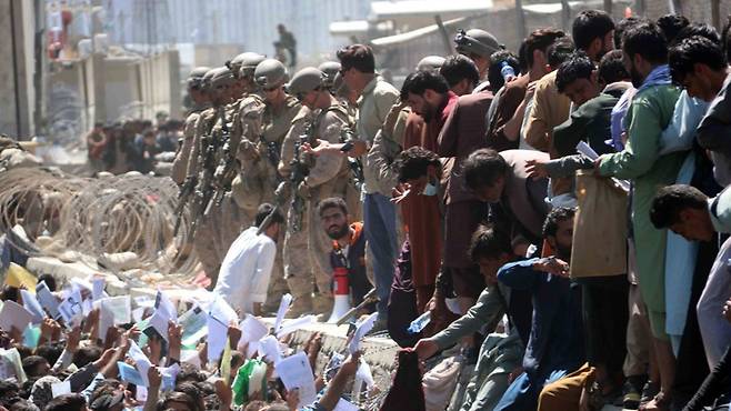 [2021년 미군 철군 당시 나라를 떠나려고 공항에 몰린 아프간 주민들]