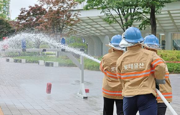 '2025 소방경진대회' 참가자들이 속도방수 경연을 펼치고 있다. [사진=롯데물산]