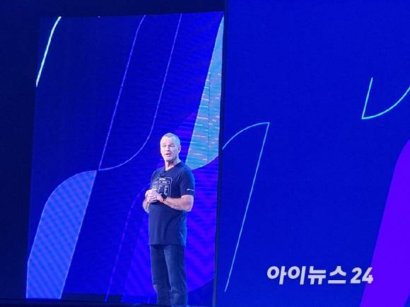 제프 클라크 델 COO가 21일(현지시간) 미국 라스베이거스에서 열린 델 테크놀로지스 월드 2025에서 키노트를 하고 있다. [사진=윤소진 기자]
