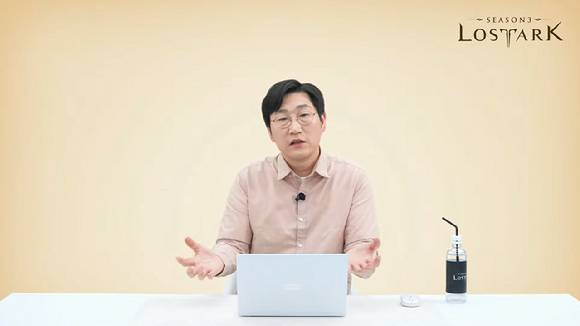 전재학 로스트아크 디렉터가 20일 긴급 방송을 진행하고 향후 운영 방향성 개선을 약속했다. [사진=로스트아크 방송 캡처]