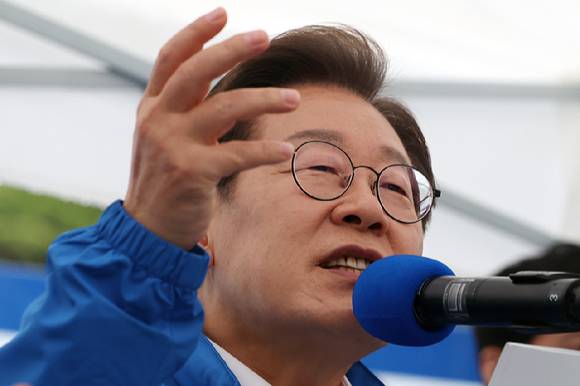 더불어민주당 이재명 대선 후보가 16일 전북 전주시 전북대 후문에서 열린 유세에서 지지를 호소하는 연설을 하고 있다. 2025.5.16 [공동취재] [사진=연합뉴스]