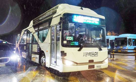 지난해 11월 26일 '새벽동행 자율주행버스' A160 버스가 새벽 3시 반께 서울 도봉구 도봉산역 광역환승센터에서 영등포역 방면으로 출발하고 있다. [사진=연합뉴스]