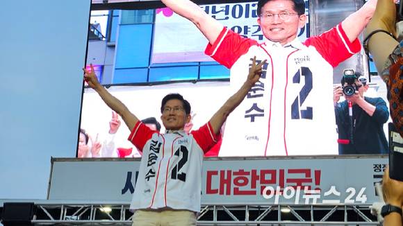 김문수 국민의힘 대선후보가 21일 경기 북부 지역 마지막 유세 일정인 경기 남양주시 평내호평역 광장에서 지지자들의 환호에 화답하고 있다. 2025.05.21 [사진=김보선 기자]