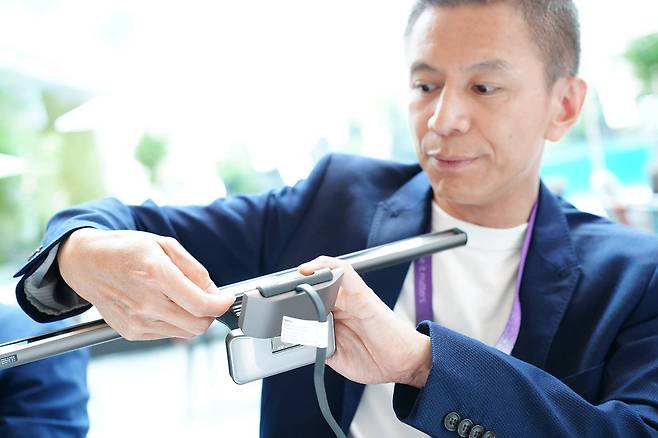 스크린바 헤일로 2의 특징을 설명 중인 제이씨 판 벤큐 조명사업부 총괄 이사 / 출처=IT동아