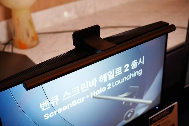 벤큐 스크린바 헤일로 2를 모니터에 장착한 모습 / 출처=IT동아