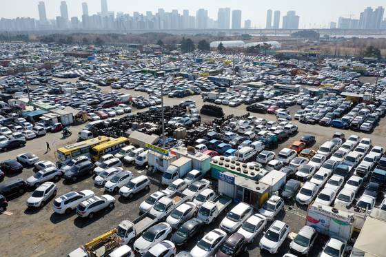 3일 오후 인천시 송도유원지 중고차 수출단지의 모습. 지난달 중고차 수출액은 7억6140만 달러(약 1조원)로 월간 최대치를 기록했다. [연합뉴스]