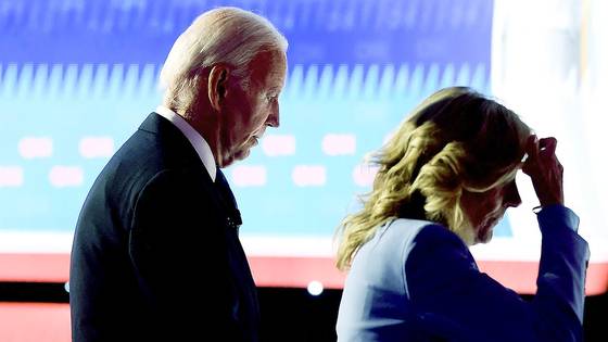 지난해 6월 27일(현지시간) 조지아주 애틀랜타 CNN 스튜디오에서 진행된 미국 대선 후보 토론이 끝난 뒤 조 바이든 전 대통령이 배우자 질 바이든 여사의 손을 잡고 스튜디오를 빠져나가고 있다. AFP=연합뉴스