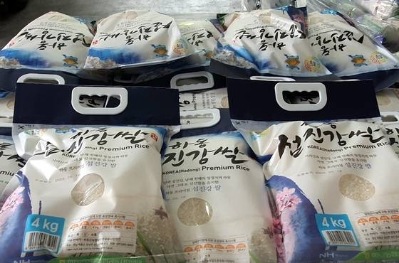 경남도는 20일 오전 하동군 금남면 하동군농협쌀조합공동사업법인에서 하동쌀 일본 선적 기념식을 개최했다. 사진은 일본으로 수출되는 하동 섬진강쌀. 사진 경남도