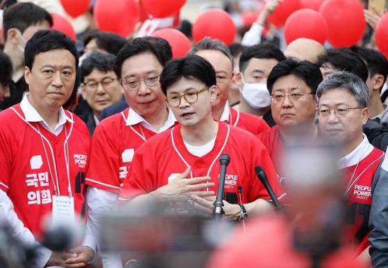 한동훈 전 국민의힘 대표가 20일 오후 부산 수영구 광안리해수욕장에서 김문수 국민의힘 대통령 후보 지원 유세에 나선 가운데 언론 브리핑을 하고 있다. 뉴스1