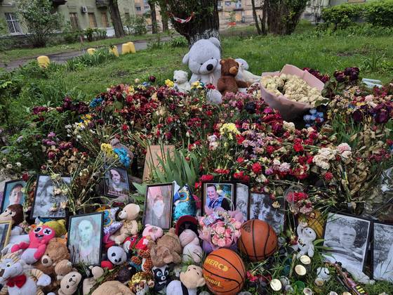 지난 17일(현지시간) 우크라이나 수도 키이우의 한 아파트촌에 인형과 꽃들이 놓여 있다. 러시아가 발사한 북한제 미사일에 숨진 우크라이나인들을 위한 추모 공간이다. 박현준 기자