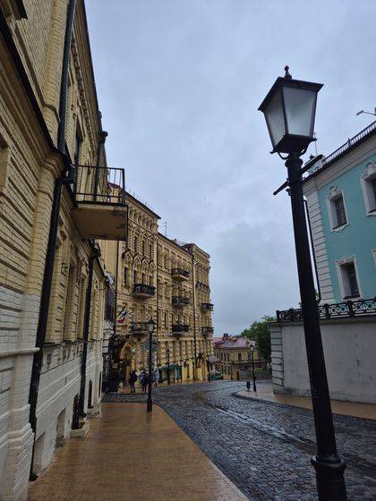 지난 16~17일(현지시간) 우크라이나 키이우 거리엔 비가 내렸다. 현지 주민들은 “전쟁 이후 참새들이 사라졌다”고 했다. 박현준 기자