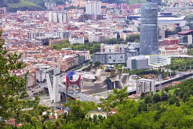 빌바오 뒷산 아르찬다(Artxanda)에서 본 구겐하임 미술관. ‘도시재생의 성공 모델’로 유명한 건축이다.