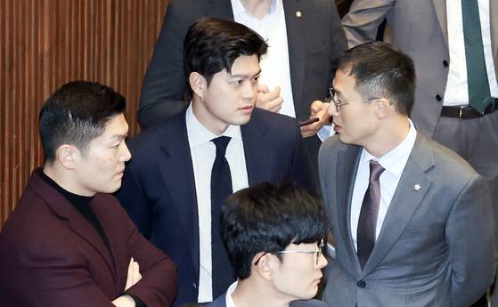 윤석열 대통령 탄핵소추안에 찬성 의사를 표시한 국민의힘 김재섭(왼쪽), 김상욱(오른쪽) 의원이 소장파 김용태 의원과 지난해 12월 12일 국회 본회의장에서 대화하고 있다. 김성룡 기자
