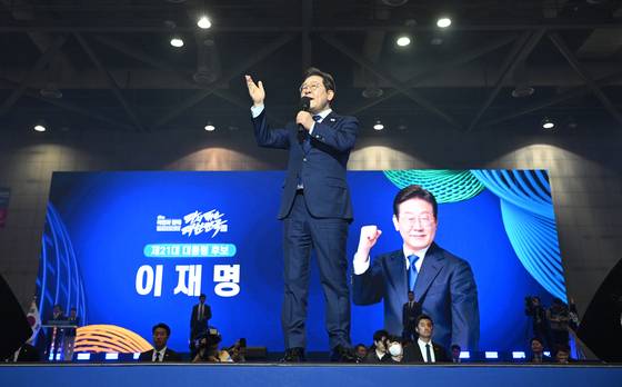 이재명 민주당 대선 후보가 합동연설회에서 후보 수락연설을 하는 모습. [중앙포토]