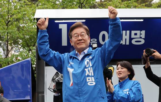 더불어민주당 이재명 대선후보가 20일 경기 의정부시 행복로 태조 이성계상 앞에서 열린 유세에서 연설을 마친 뒤 손을 들어 지지자들에게 답하고 있다. 김성룡 기자