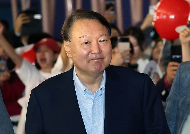 윤석열 전 대통령이 21일 오전 서울 동대문구 영화 상영관에 '부정선거, 신의 작품인가' 관람을 위해 들어서고 있다. 뉴스1