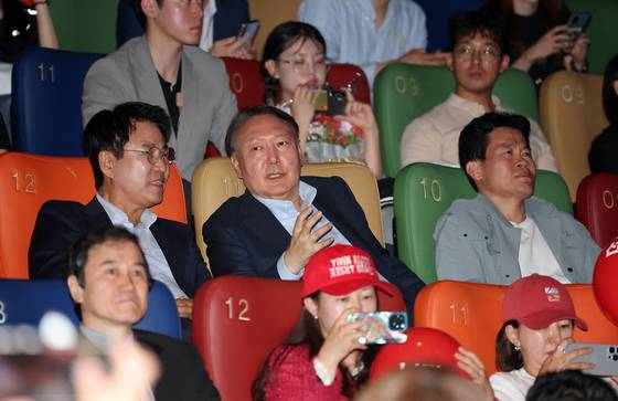 윤석열 전 대통령이 21일 오전 서울의 한 영화관에서 ‘부정선거, 신의 작품인가’ 관람을 마치며 이영돈PD와 대화하고 있다.  왼쪽부터 이영돈PD, 윤 전 대통령, 전한길 전 역사강사. 김종호 기자