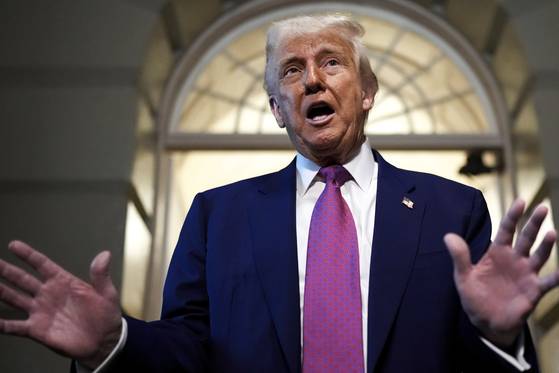 도널드 트럼프 대통령이 20일(현지시간) 공화당 하원 의원총회에 참석한 뒤 기자들과 이야기를 나누고 있다. AP=연합뉴스