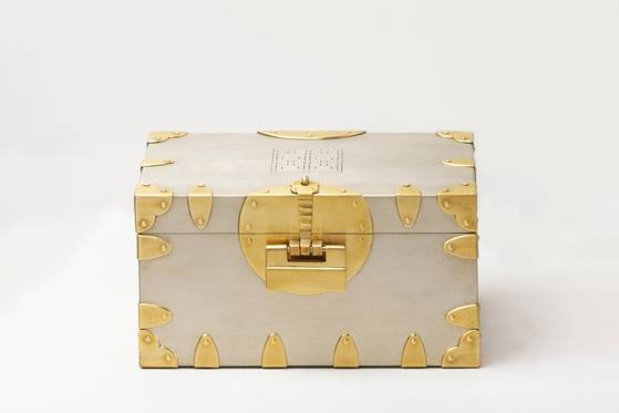 이경노_백동 선각 희자문 함( 白銅 線刻 囍字文 函), 황동과 백동, 27.8x15x7(h)cm. [사진 박여숙화랑]