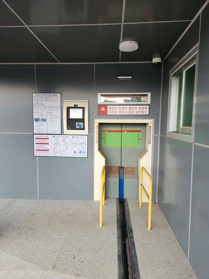 자전거 주차타워 출입문. 김윤호 기자