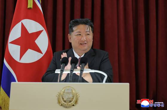 김정은 북한 국무위원장이 소련의 제2차 세계대전 승리(전승절) 80주년을 맞아 지난 9일 오전 딸 주애와 함께 평양 주재 러시아 대사관을 방문했다고 조선중앙통신이 10일 보도했다. 조선중앙통신=연합뉴스