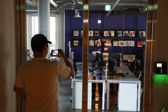 지난해 8월 알렛츠가 서비스 종료를 공지한 후 피해자가 알렛츠 운영사인 인터스텔라 사무실을 방문한 모습. 연합뉴스