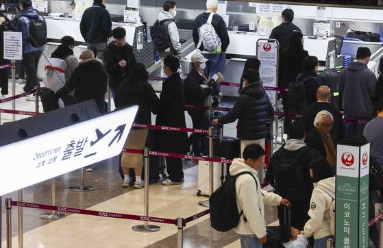 지난 2월 서울 강서구 김포국제공항 국제선 출국장이 여행객들로 붐비고 있다. 뉴시스