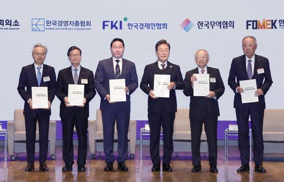 이재명 더불어민주당 대선 후보가 지난 8일 서울 중구 대한상공회의소에서 열린 경제5단체 간담회에서 정책 제언집을 전달 받은 후 기념촬영을 하고 있다. 왼쪽부터 최진식 한국중견기업연합회장, 윤진식 한국무역협회장, 최태원 대한상공회의소 회장, 이 후보, 손경식 한국경영자총협회장, 류진 한국경제인협회장. 국회사진기자단