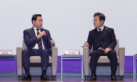 최태원 대한상공회의소 회장이 지난 8일 서울 중구 대한상공회의소에서 열린 민주당 이재명 대선 후보 초청 경제5단체 간담회에서 정책 제언을 하고 있다. 국회사진기자단