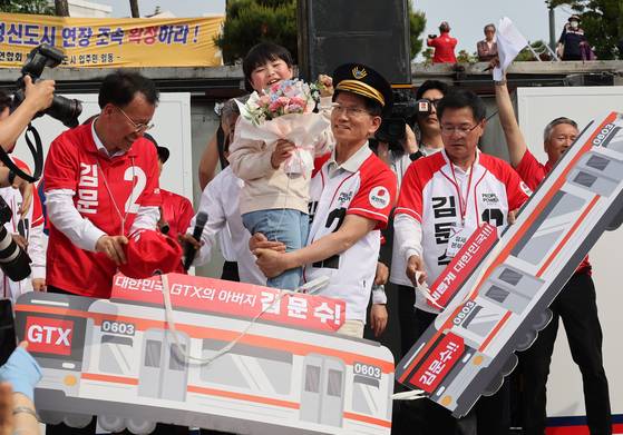 국민의힘 김문수 대선 후보가 21일 경기 파주시 파주 새암공원에서 유세를 하고 있다. 연합뉴스